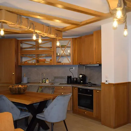 супер луксозен в Winslow Apartment